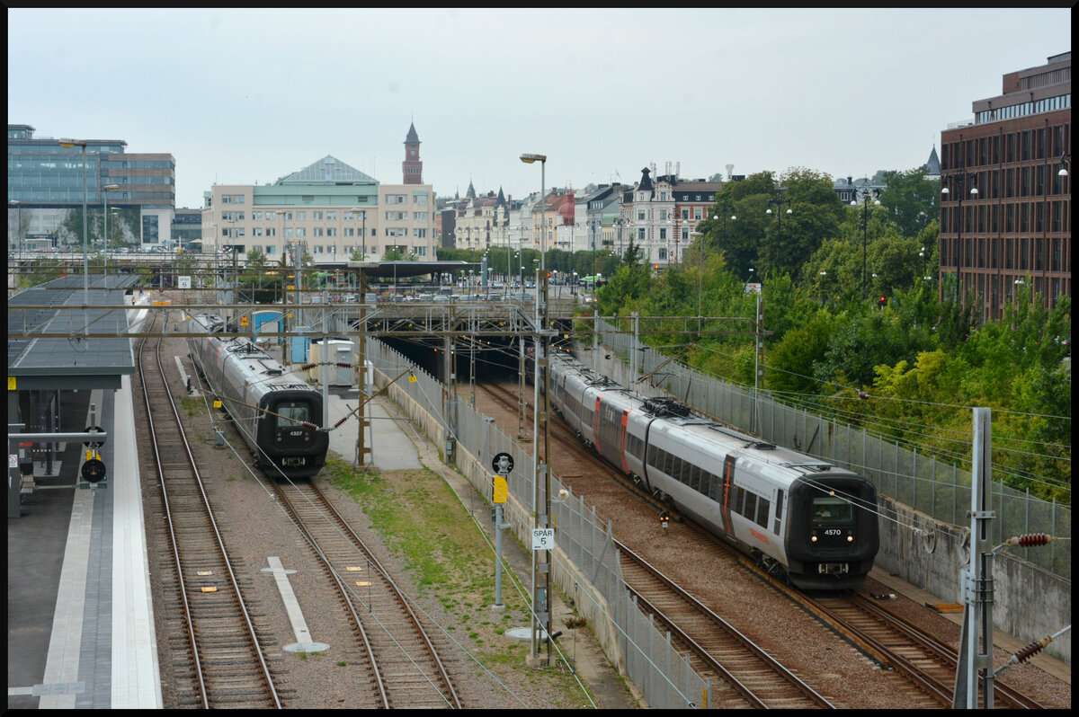 Eine Doppeleinheit Öresundståg X31K/ET (4570 und ein weiterer) taucht am 15.08.2024 langsam aus dem unterirdischen Teil des Bahnhofs Helsingborg C auf. Links befinden sich die vier oberirdischen Gleise des Bahnhofs.