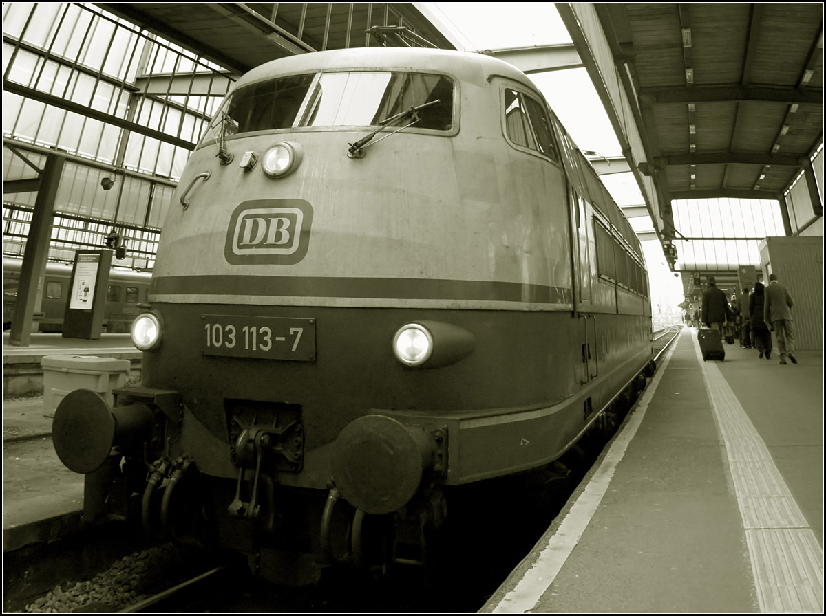 Eine Große -

103 113-7 im Hauptbahnhof Stuttgart.

14.03.2015 (M)