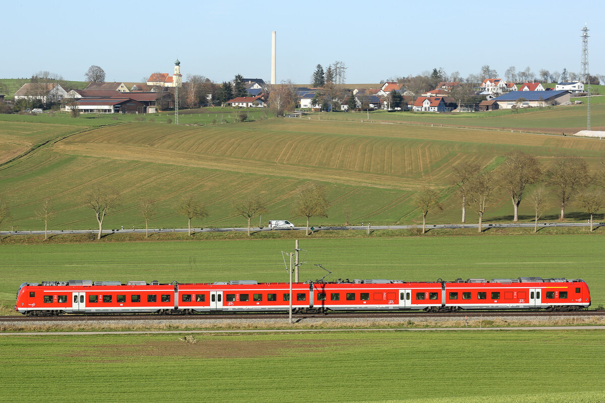 Eine gute Fotostelle ist bei Schmidhausen, etwas ausserhalb von Freising kam aber leider zu viel DB Rot vorbei am 24.11.24.