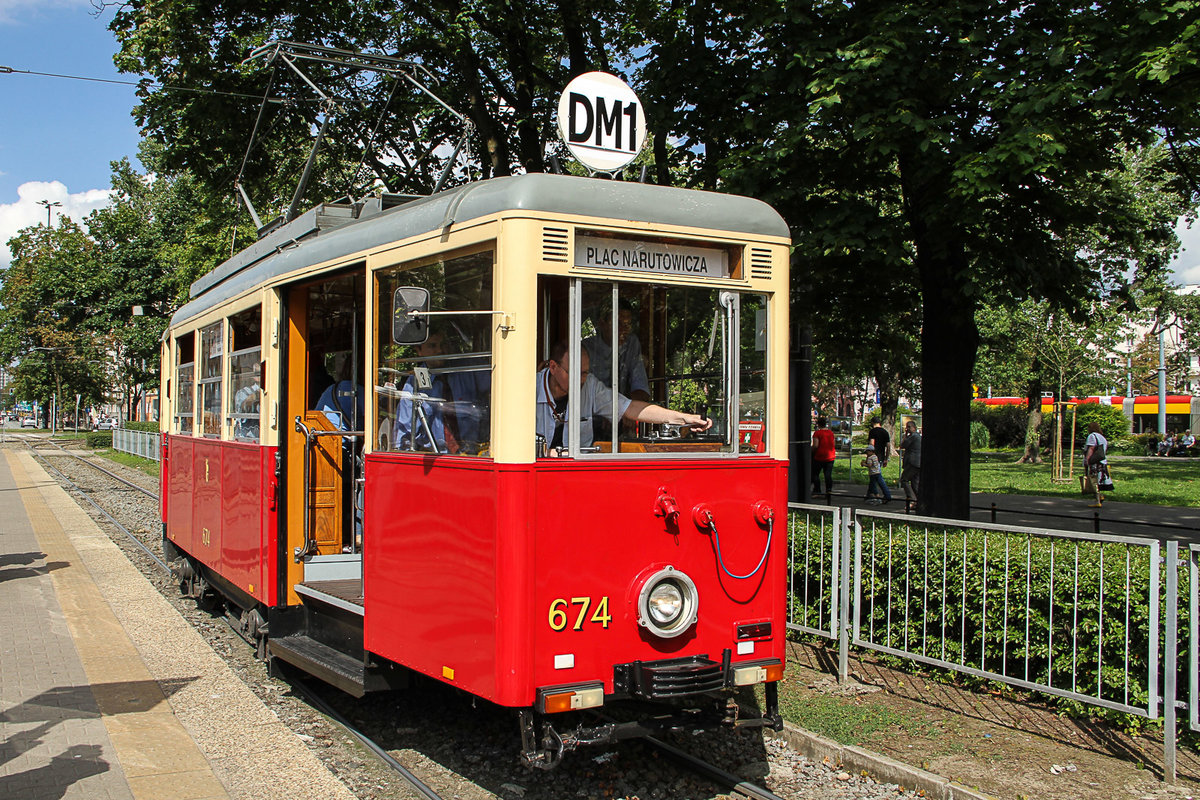 Eine historische Strassenbahn fährt am 23.07.2016 eine Stadtrundfahrt durch Warschau. Ein Herr mit einem Lautsprecher um den Bauch gebunden macht Durchsagen für die wissbegierigen Fahrgäste. Leider nur auf polnisch, hat die Fahrt trotzdem Spass gemacht.