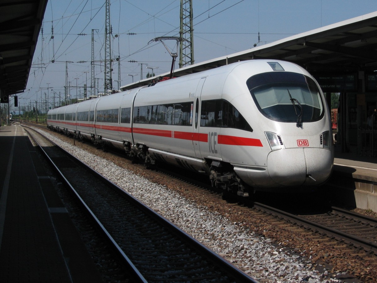 Eine ICE-T als ICE 28 auf dem Weg von Wien nach Frankfurt in Plattling am 22.05.2011.