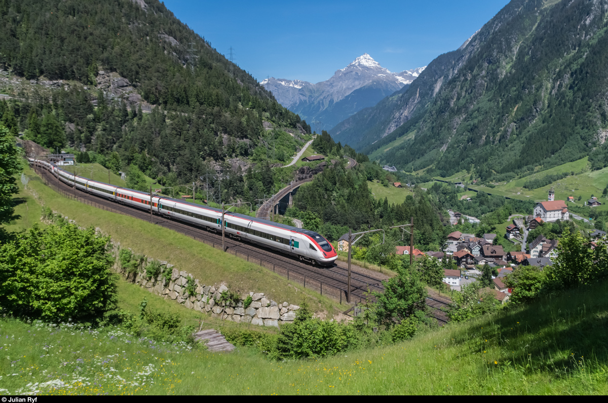 Eine ICN-Doppeltraktion hat am 10. Juni 2016 die oberste Ebene der Wassener Kehrschleifen erreicht und fährt jetzt wieder südwärts in Richtung Gotthardtunnel.