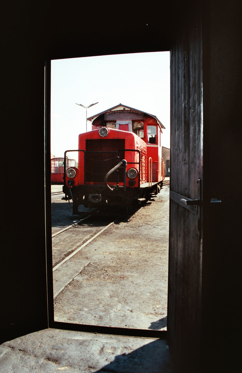 Eine kleine Diesellok will in das Bw fahren...ÖBB-Baureihe 2091 (evtl. Lok  2091.09) vor dem  Gmünder Heizhaus der Waldviertelbahn, 18.08.1984