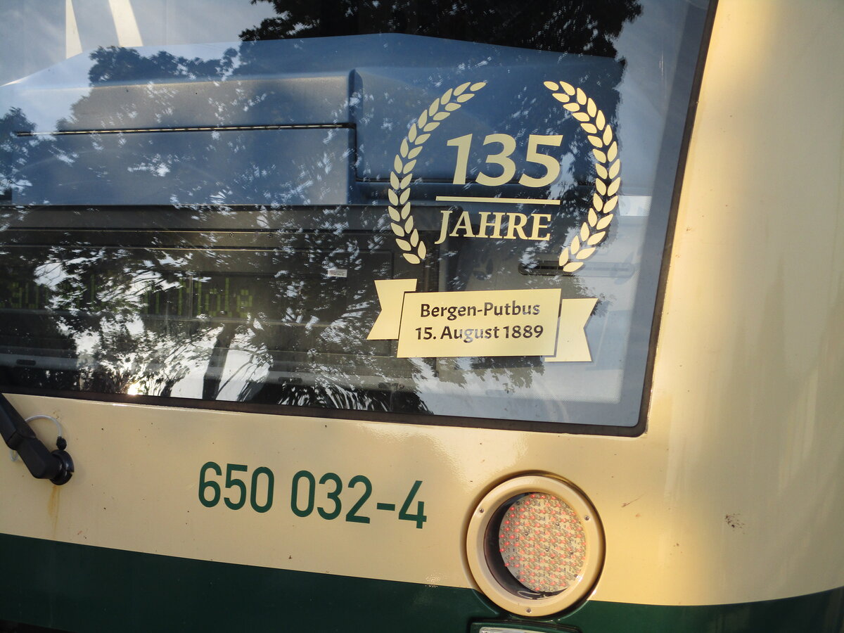 Eine kleine Erinnerung an das Streckenjubiläum am Stammtriebwagen PRESS 650 ß32.Mit Höhen und Tiefen hat es die Strecke solange geschafft.Gesehen am 15.August 2024 in Bergen/Rügen