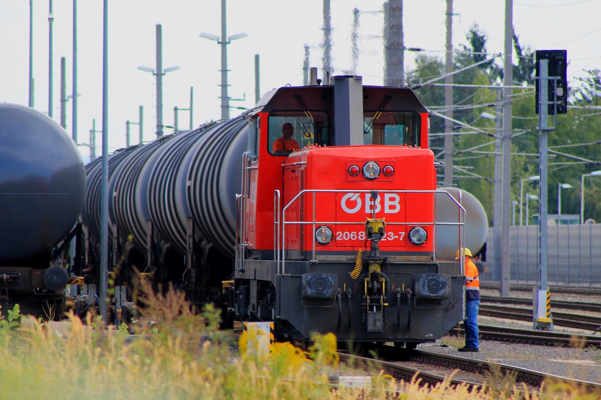 Eine der letzten Fahrzeuge aus dem Hause  Jenbacher Werke  war die Reihe 2068. 1990-1995 wurden 60 Stck der Dieselhydraulischen Lokomotiven gebaut. 2068.023 macht sich nach getaner Tat in Graz Puntigam am Nachmittag des 30.August wieder auf den Weg nach Graz Hauptbahnhof . 