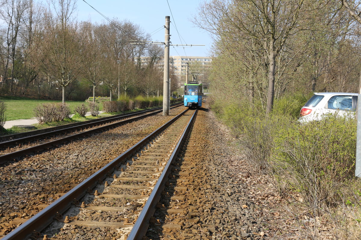 Eine Linie 2, die gerde die Haltestelle Hohe Straße verlassen hat.