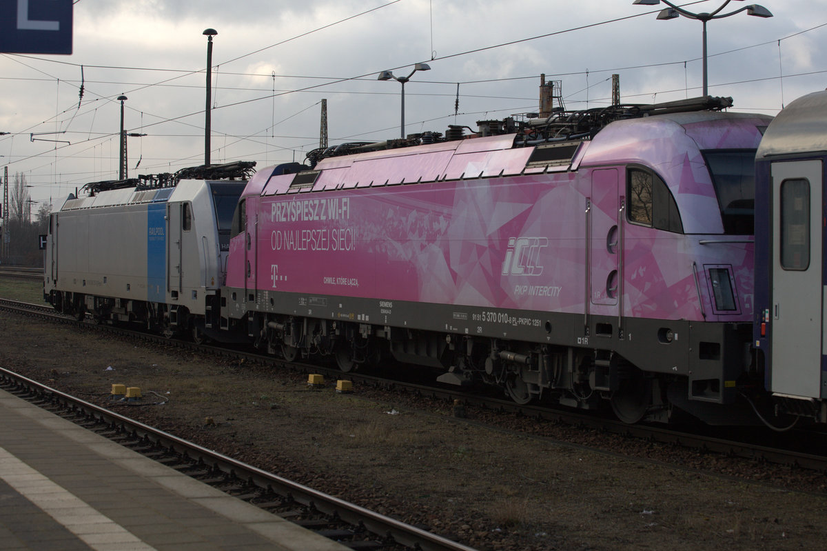 Eine Lok der Traxx Familie , 6186 275-4 von Railpol , hier vorgespannt vor  eine Siemens 5370 
 der PKP, 5370 010-8 , ein ungleiches Paar für den Eurocity nach Warschau, aufgenommen in Frankfurt (Oder). 26.03.2016 07:27 Uhr.