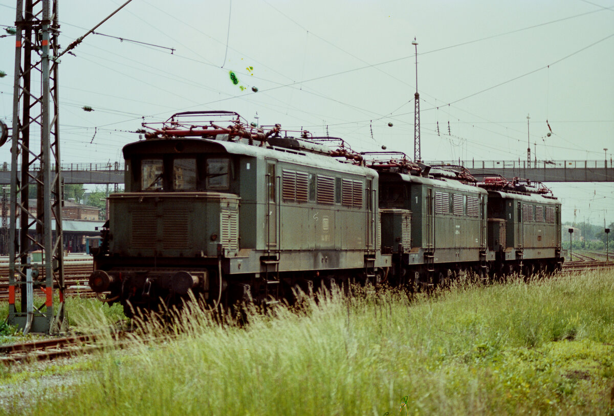 Eine Lokomotive der Baureihe 144 (144 187-2), und eine weitere Ellok (145 176-4), sowie noch eine Ellok der DB-Baureihe 144  waren 1984 in Rosenheim auf DB-Gleisen abgestellt gewesen.