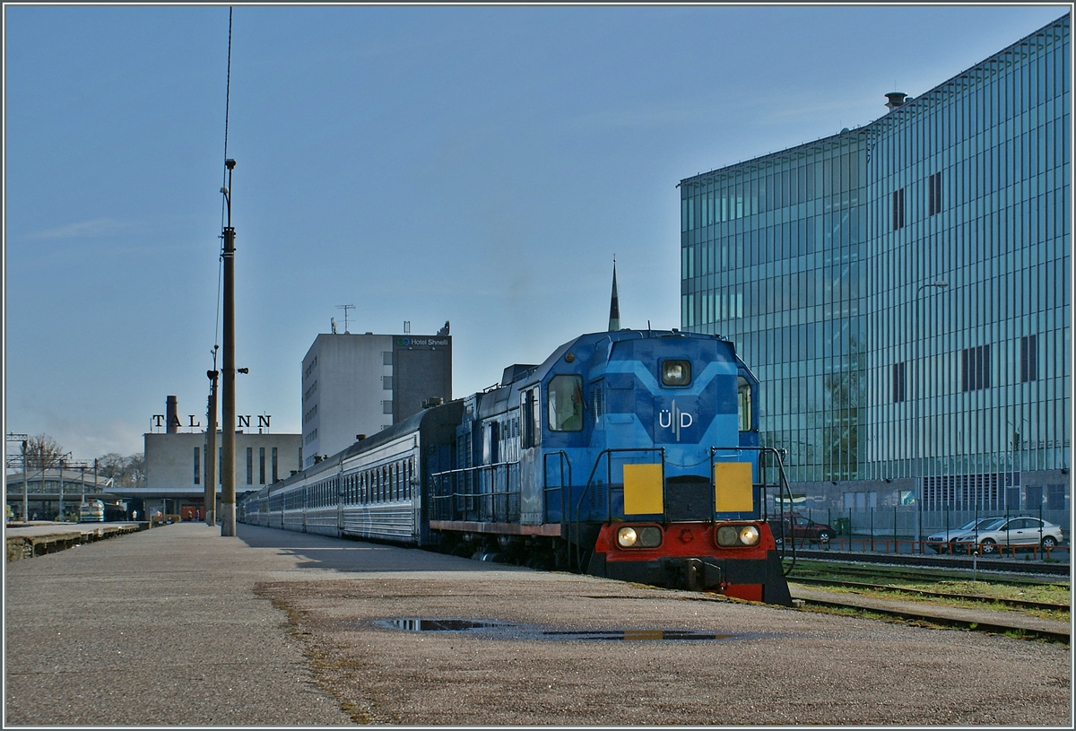 Eine mir unbekannte estnische Diesellok kümmert sich um den aus Moskau in Tallinn eingetroffenen Nachtschnellzug.
7. Mai 2012  