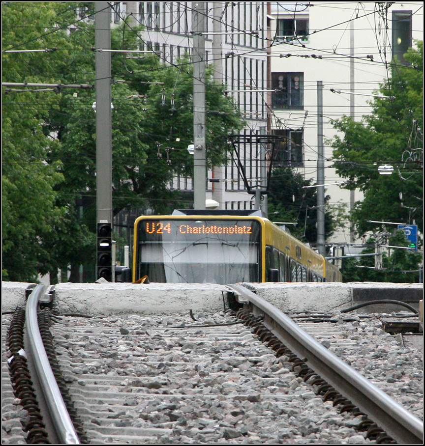 Eine neue Liniennummer tritt auf -

Der Abschnitt Hölderlinplatz - Charlottenplatz der vorübergehend zweigeteilten Linie U4 trägt die neue Liniennummer U24. Hier ein Zug dieser Linie an ihrem ersten Betriebstag am Berliner Platz.

Außerdem gibt es noch eine Linie U21, diese fährt als Verstärker vom Südheimerplatz zum Charlottenplatz.

17.05.2016 (M)