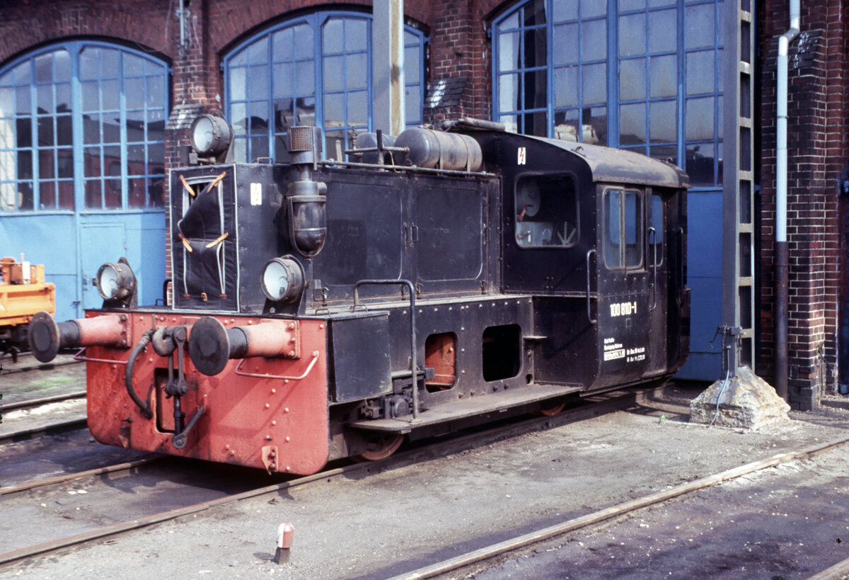 Eine optimale Fotoansicht: DR 100 810 am 19.09.1991 vor einem Schuppen des Bw. Leipzig-Wahren