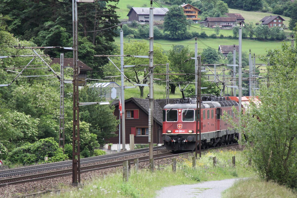 Eine Re 10/10 Komposition aus Re 4/4 und Re 6/6 in rot, unterwegs bei Erstfeld am 30.05.2016. Da war der Basistunnel noch nicht eröffnet. Der ganze Verkehr lief über die alte Bergstrecke.