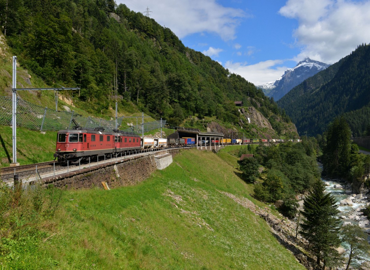 Eine Re 10/10 mit einem KLV am 02.09.2014 bei Gurtnellen.