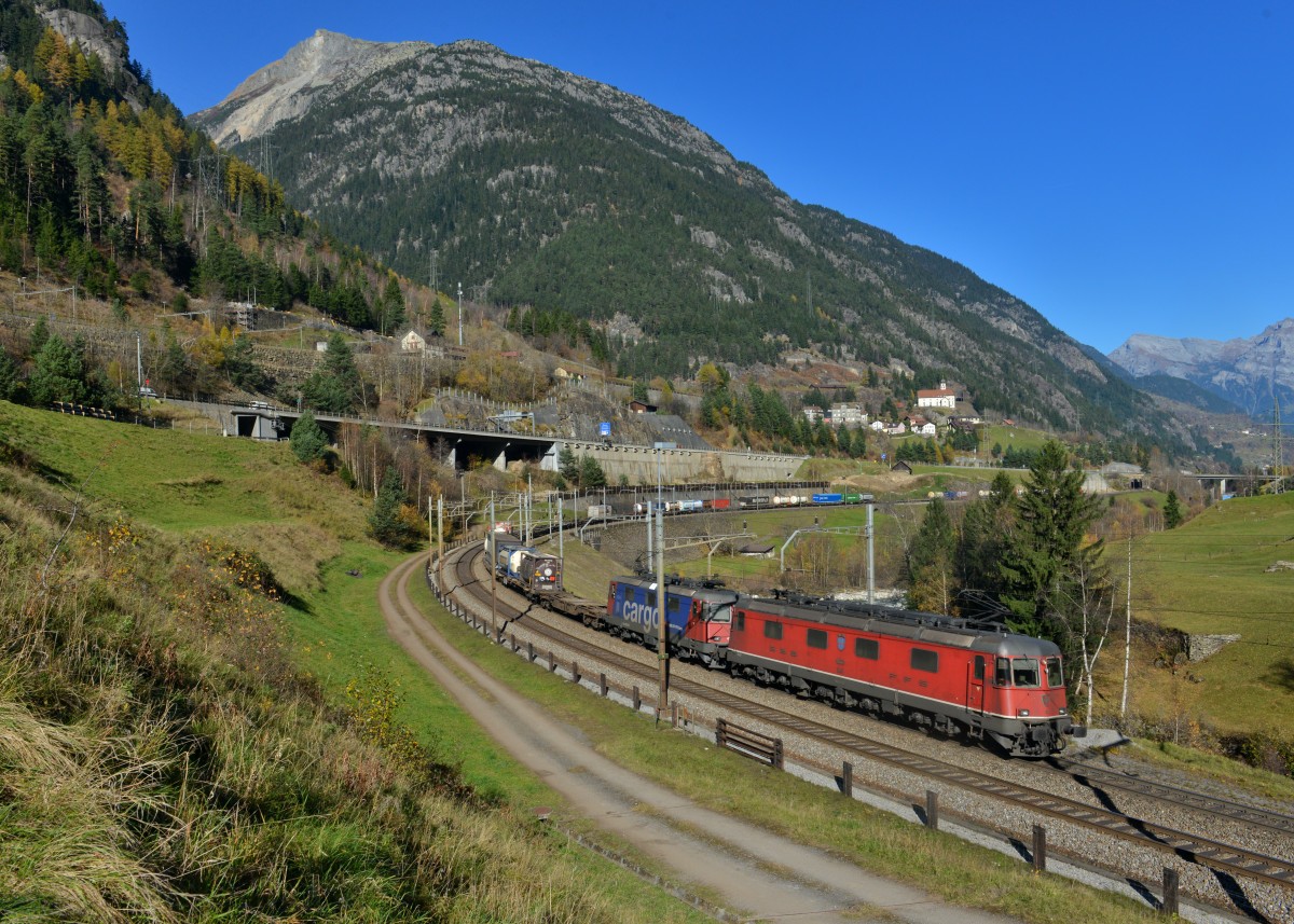 Eine Re 10/10 mit einem KLV am 05.11.2015 bei Wassen.