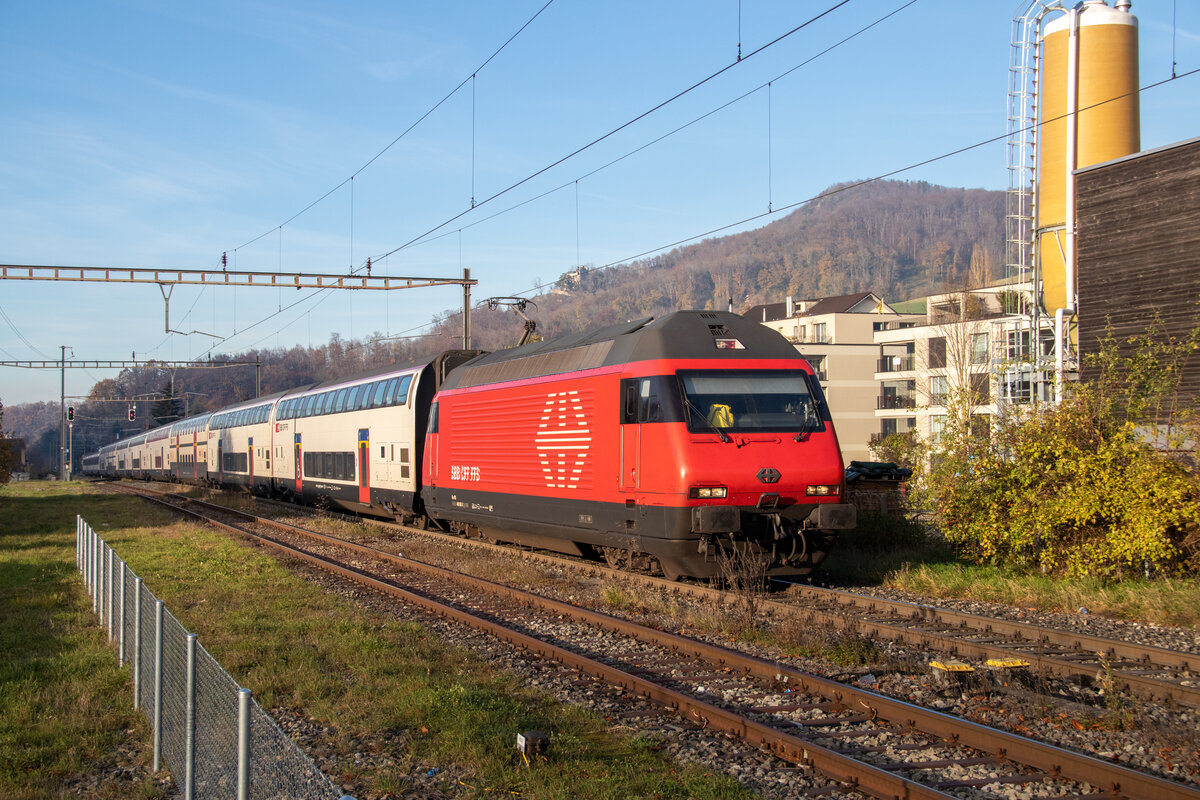 Eine Re 460 zieht einen Intercity über den alten Hauenstein Richtung Olten. Grund für die Umleitung sind Bauarbeiten im Hauenstein Basistunnel. Läufelfingen, 16.11.2024