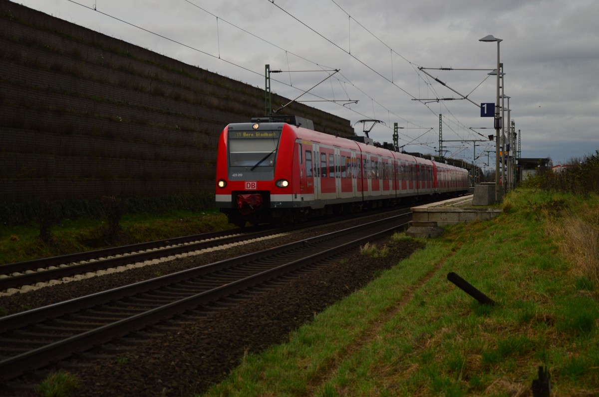 Eine S11 verlässt gerade Neuss Allerheiligen nach Nievenheim auf ihrem Weg nach Bergisch Gladbach. 423 253 führt den Zug am Dienstag den 22.12.2015