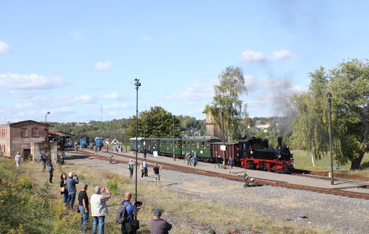 Eine schs. IV K zu Gast bei der Mansfelder Bergwerksbahn. Die SDG 99 608 bespannte zum historischen Eisenbahnwochenende im Mansfelder Land am 30.09.2023 in Hettstedt-Kupferkammerhtte den P 177 nach Benndorf. 