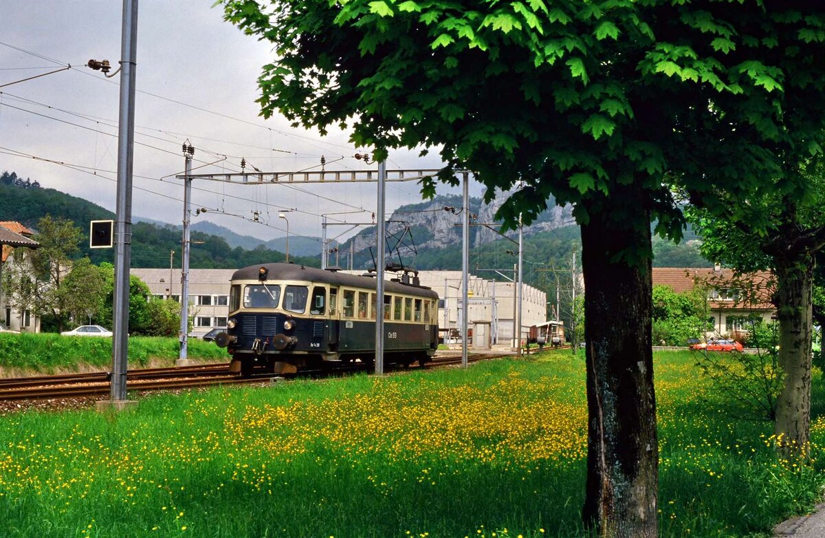 Eine Schweizer Eisenbahnrarität auf Rädern, der Be 2/4 201 der privaten OeBB bei Oensingen (1986)