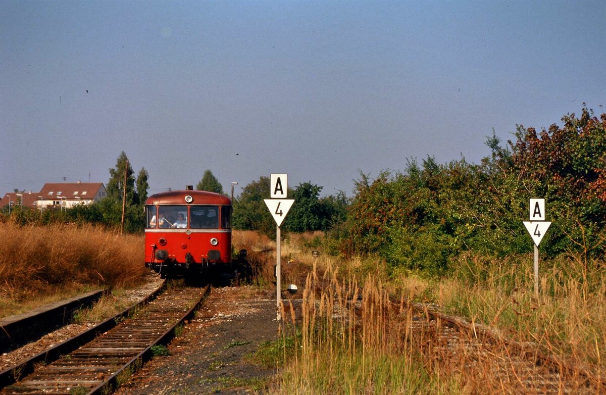 Eine Sonderfahrt vom 29.09.1985 ließ auf den Fildern die Vergangenheit wiederaufleben: Ein Uerdinger Schienenbuszug erreichte soeben den früheren DB-Bahnhof Leinfelden der nach und nach stillgelegten  DB-Strecke von Stuttgart-Rohr nach Leinfelden und Neuhausen. Diese Strecke wurde z.T. durch eine Stuttgarter S-Bahn ersetzt und zweigleisig ausgebaut.