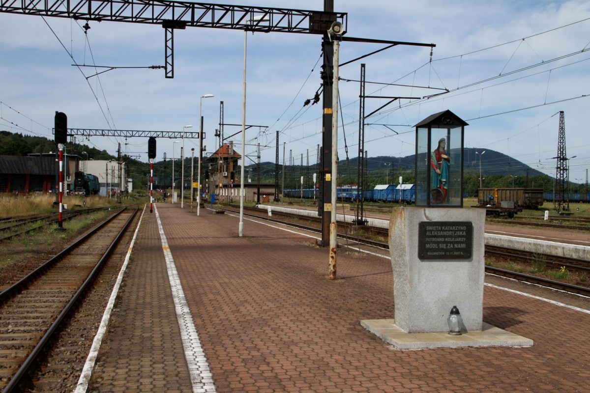 Eine Statue im Bahnhof von Wałbrzych Główny. In dieser Gegend wird derzeit ein verschwundener Nazi Zug mit einem tollen Gold Schatz in einem unterirdischen Bunker vermutet. Sicherlich wurde damals genau hier rangiert. Ein sehr bewegender Ort. Bild vom Besuch am 27.08.2015. Gold habe ich leider keins gefunden.