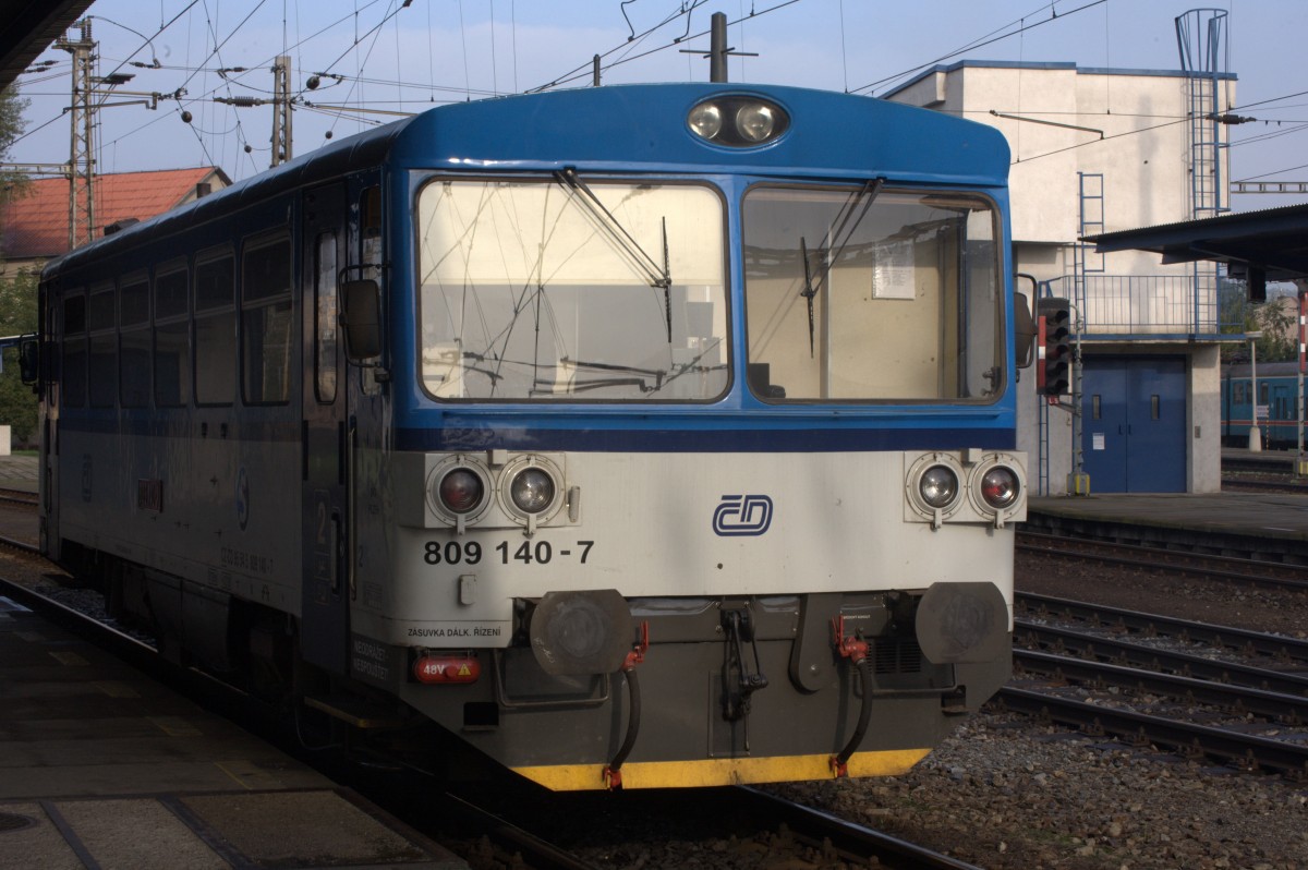 Eine typische  Brotbüchse  TW der  Baureihe 809 wartet in Kralupy zur Weiterfahrt nach Neratovice. 13.09.2014  08:44 Uhr.