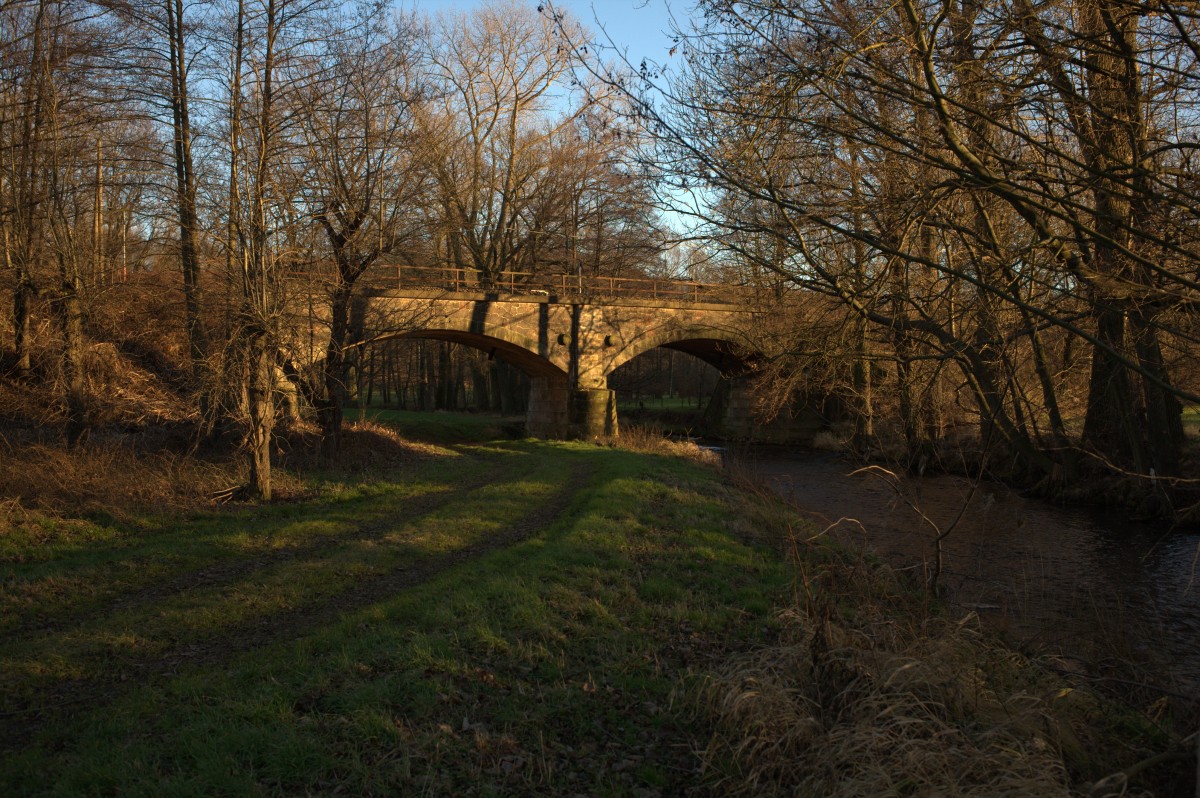 Eine typische  Sandsteinbogenbrücke im Triebischtal Nähe Munzig  an der Strecke Nossen - Meißen.27.12.2013 15:22 Uhr. 