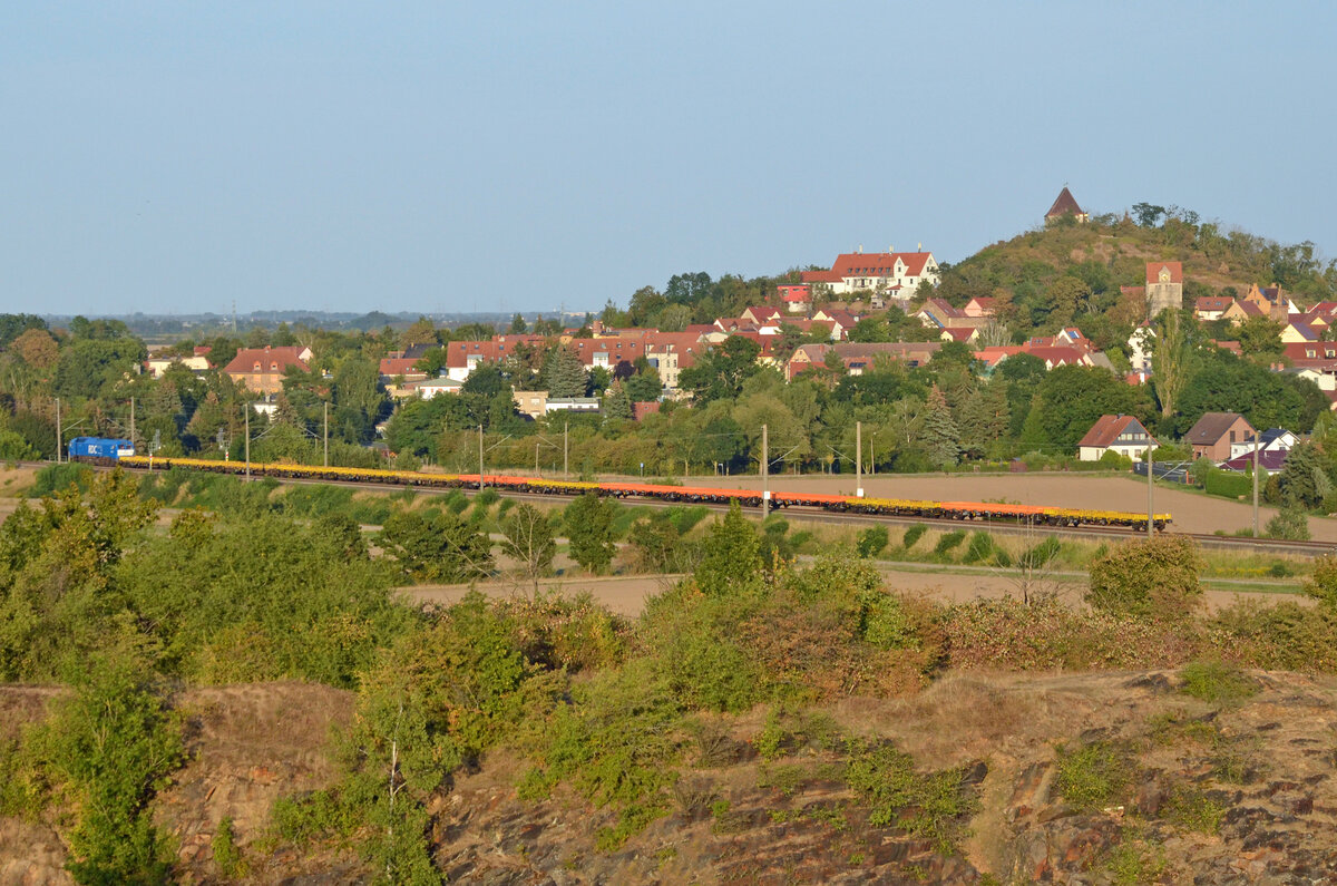 Eine unbekannte Diesellok der BR 251 von RDC führte am Abend des 01.09.24 einen leeren Flachwagenzug durch Landsberg Richtung Bitterfeld. 