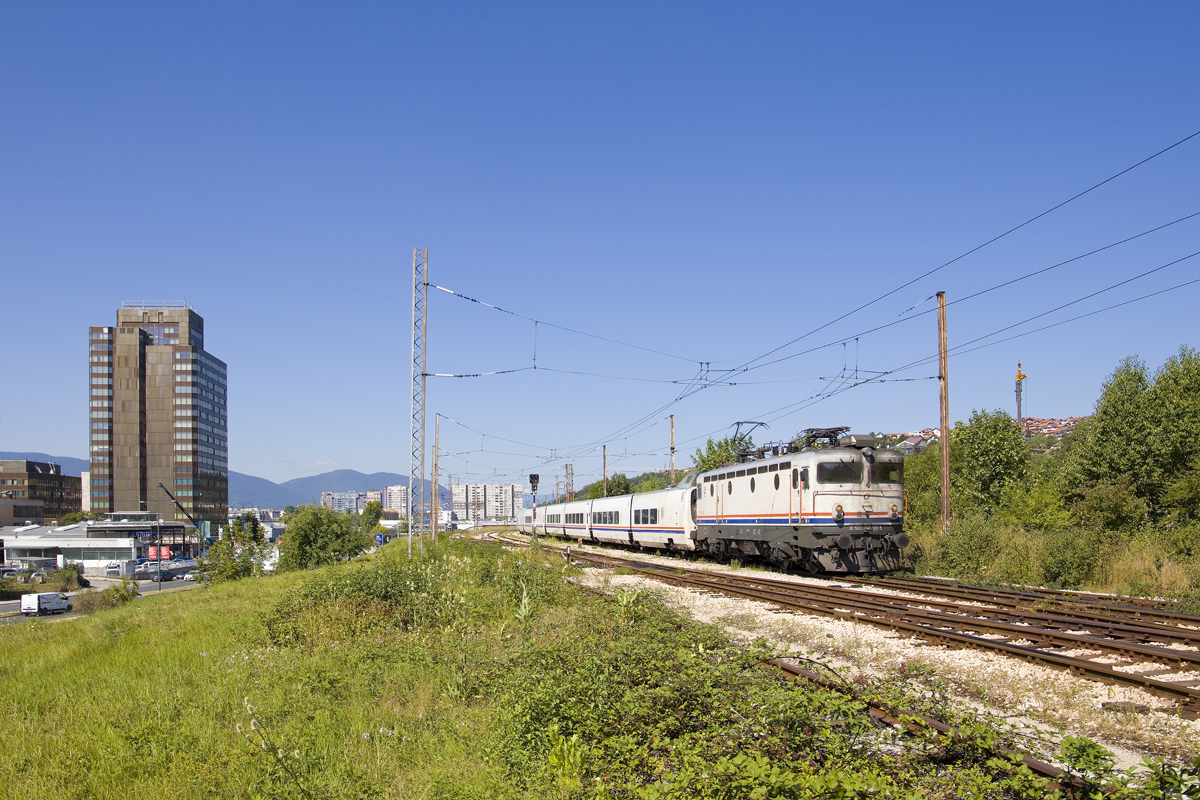 Eine der vermutlich luxuriösesten Nahverkehrsgarnituren in Europa findet man derzeit in Bosnien-Herzegowina - Der Regionalverkehr zwischen Sarajevo und Visoko wird planmäßig mit Talgo-Garnituren abgewickelt. Am 30. Juli 2024 war 441 901 für die Führung des Lokalni Voz 2163 von Visoko nach Sarajevo eingeteilt und ist hier kurz vor Erreichen des Endbahnhofs zu sehen. 