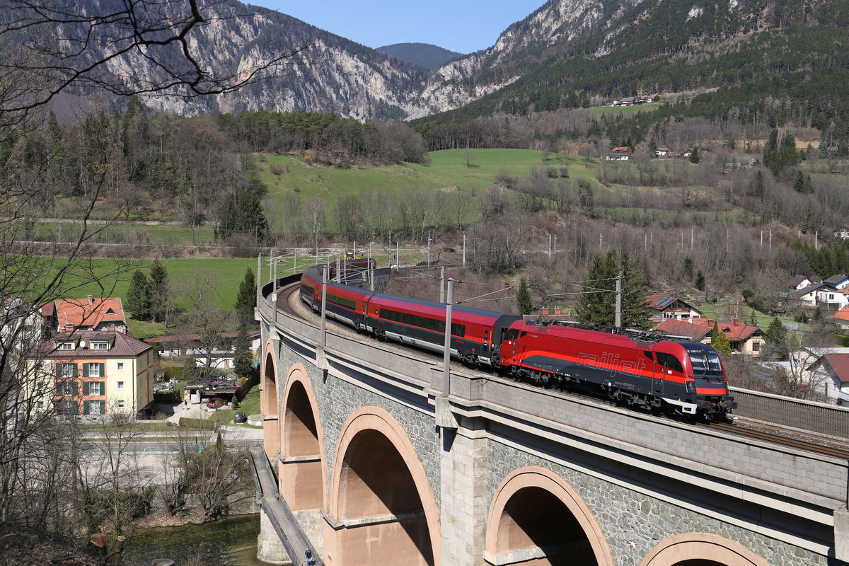 Einen herrlichen Blick hat man jetzt auf den Schwarzatal-Viadukt in Payerbach,den die ziemlich neue 1216.017 mit RJ-133 am 7.4.18 überquert.