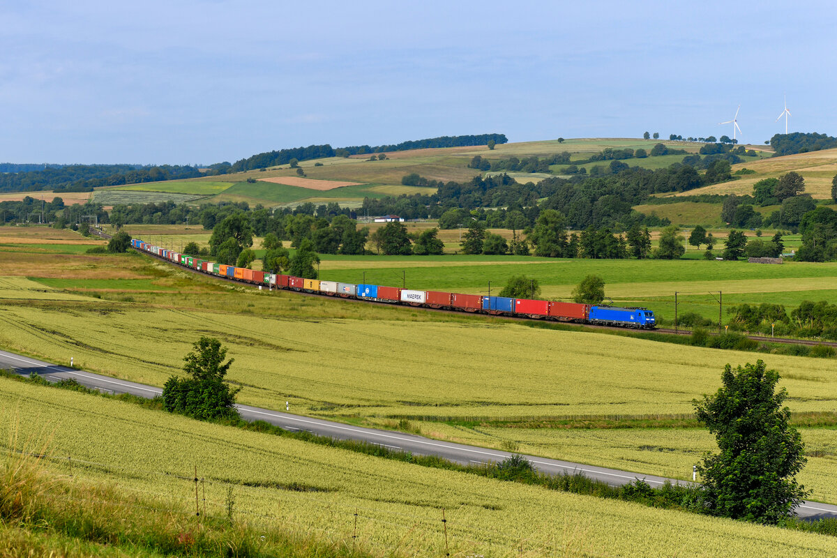 Einen weiteren mutmaßlichen Neuverkehr auf der Nord-Süd-Strecke konnte ich am Vormittag des 29. Juni 2024 zwischen Neukirchen und Meisenbach aufnehmen. Die 185 062 der Press beförderte einen Containerzug von Nürnberg Hafen nach Hamburg Hausbruch. Hinter dieser Lok verbirgt sich die ehemalige 482 032 der SBB Cargo, die an das ostdeutsche Unternehmen verkauft wurde. Weitere Details zum Zug sind mir leider nicht bekannt. 