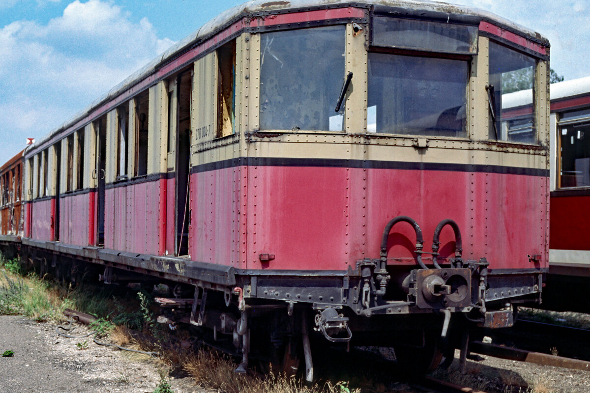 Einen ziemlich wechselhaften Lebenslauf hatte der am 25.07.1991 im S-Bahn-Raw. Berlin- Schöneweide aufgenommene 278 004. 1929 in der Bauart  Stadtbahner  geliefert, trug der Wagen u. a. die Tfz.-Nummer elT 3378, dann war er als ET 165 466 und seit 1970 als 275 845 unterwegs, bevor er nach seinem Umbau als Unkrautsprühwagen seinen Dienst bei der S-Bahn Berlin beendete.