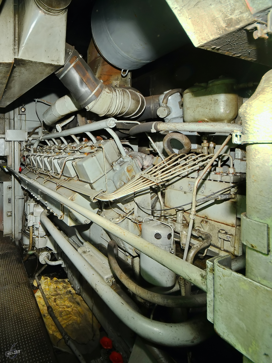 Einer der beiden 12-Zylinder-V-Motoren 12KVD21 AL4 mit Abgasturbolader und Ladeluftkühler der Diesellokomotive 118 749-1. (Eisenbahnmuseum Arnstadt, August 2018