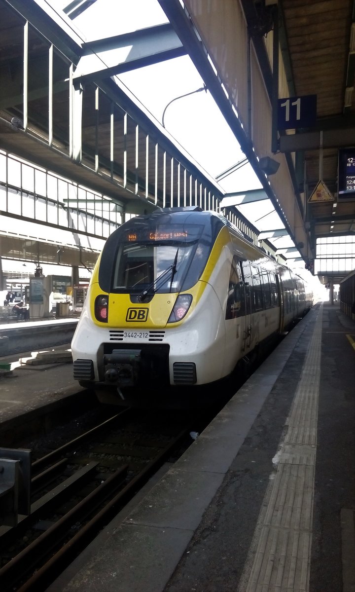 Einer der neuen Züge der Murrbahn als RE nach Gaildorf West im Stuttgarter HBF.
Aufgenommen am 29.03.2019.