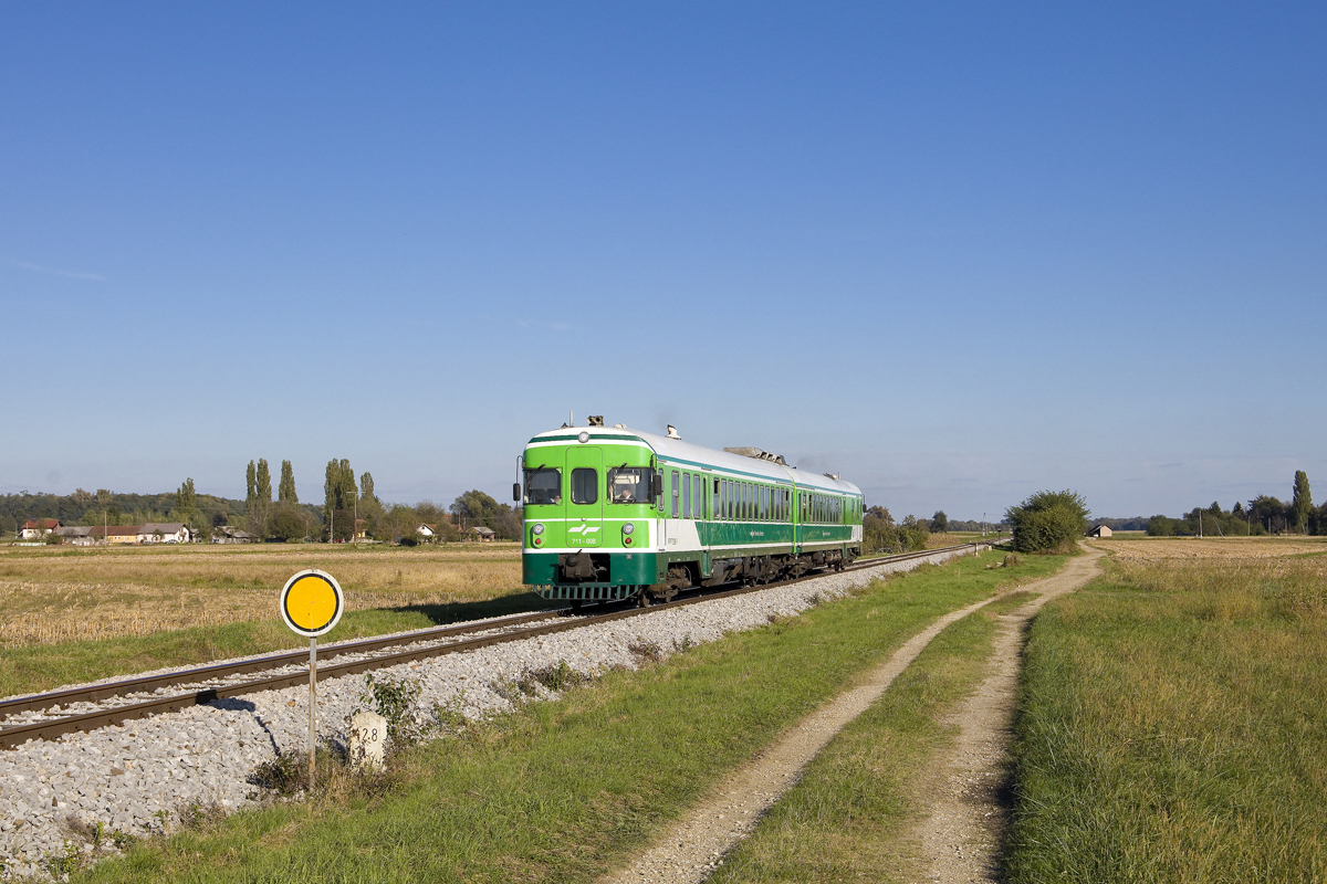 Eines der letzten Einsatzgebiete des legendären  zeleni vlak  ist der Triebwagenumlauf zwischen Ormož und Središče bzw. mit zwei Zugpaaren weiter ins kroatische Čakovec, jeweils von Montag bis Freitag. Am 30. September war 711 007/008 für diesen Umlauf eingeteilt und zeigt sich hier mit dem führenden 711 008 als LP 3831 von Središče nach Ormož bei Frankovci. 