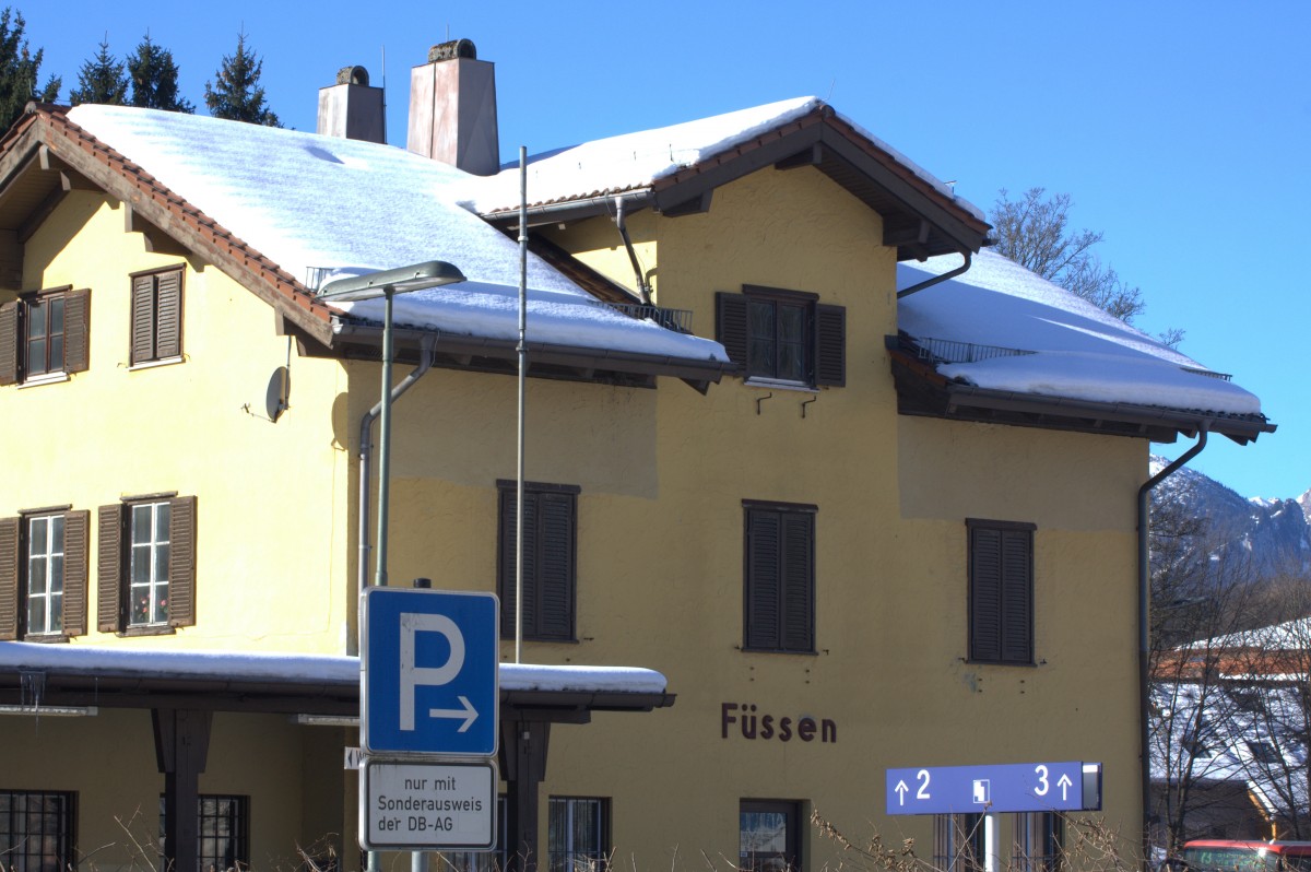 Eines der vermutlich letzten Bilder des Bahnhofsgebudes in Fssen/Allgu. Es soll durch ein modernes, vermutlich nicht in die Landschaft Passendes ersetzt werden. Die Aufnahme war nicht anders mglich, da es in jeder Position nicht ganz abzulichten war. Vielleicht trotzdem Freischaltung??? 17.02.2015, 10:08 Uhr