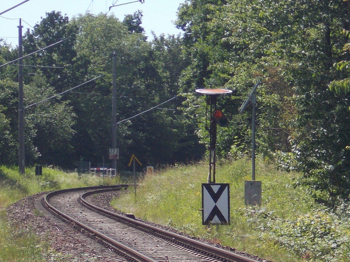 Einfaches Vorsignal,ohne Zusatzflügel,von Lancken,am 27.Juni 2017,in Fahrtstellung.