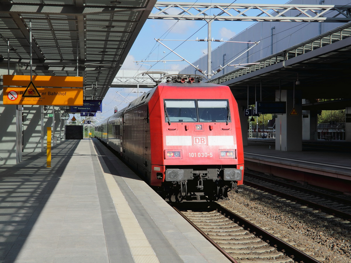 Einfahrt 101 030-5 mit dem EC 177 nach Bratislava hl.st. ber  Elsterwerda, Dresden Hbf, Bad Schandau,  Decin hl.n., Praha hl.n, Kolin(CZ), Brno hl.n., Breclav und Kuty am 01. Oktober 2013 in den Bahnhof Berlin Sdkreuz