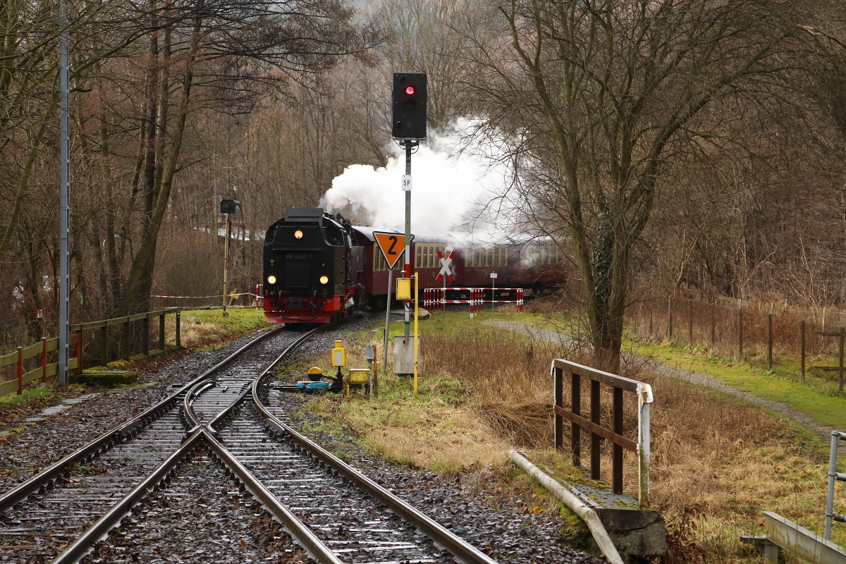 Einfahrt von 99 7240 mit P8932 (Brocken-Wernigerode) am 05.02.2016 in den Haltepunkt Wernigerode-Hasserode. (Bild 1)