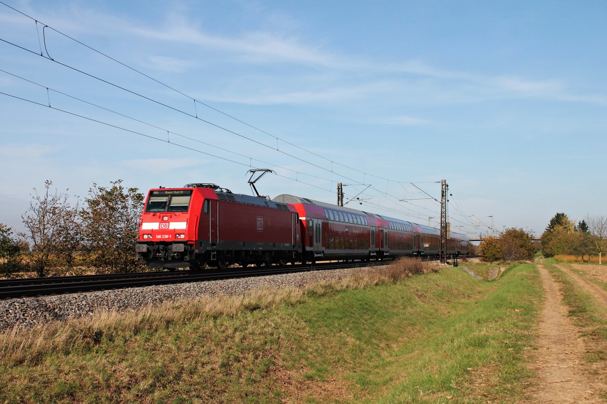 Einfahrt am 31.10.2014 von der Freibruger 146 238-1 mit einem RE(Offenburg - Basel Bad Bf), als sie an Hügelheim vorbeifuhr.