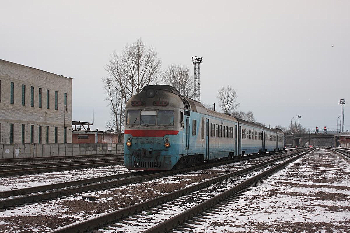 Einfahrt des D 1 745-3 am 18.2.2008 in den Bahnhof Iwano - Frankiwsk. 