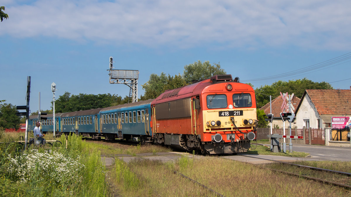 Einfahrt Mátészalka: Der Schnellzug mit 418 211-2 erreicht am 28. Juli 2020 gleich den Bahnhof. 