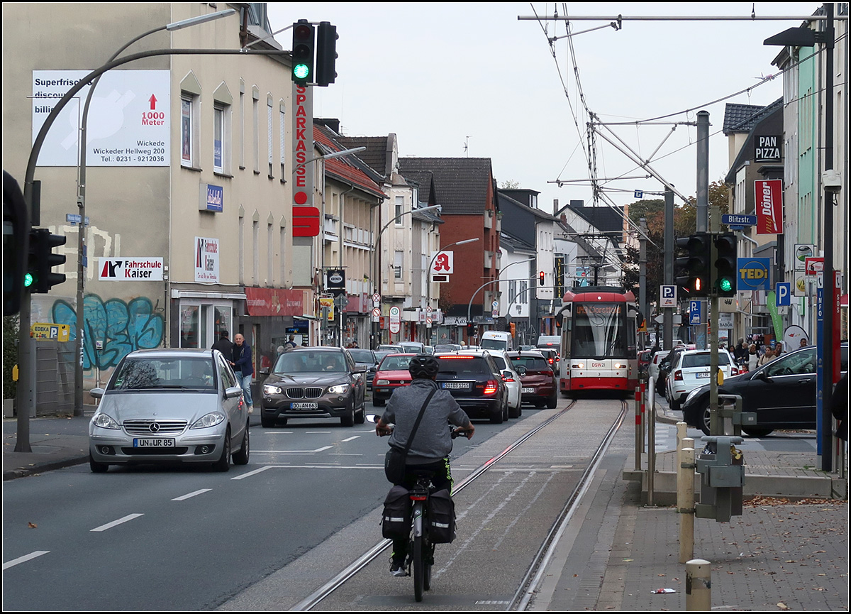 Eingleisig durch Dortmund-Wickede - 

Eng geht es zu auf dem Wickeder Hellweg wenn der Individualverkehr einer entgegenkommenden Bahn der Linie U43 ausweichen müssen. Insbesondere Bus oder LKW müssen dann auf die Gegenspur ausweichen. Blick von der Haltestelle Eichwaldstraße in Richtung Osten. 

15.10.2019 (M)