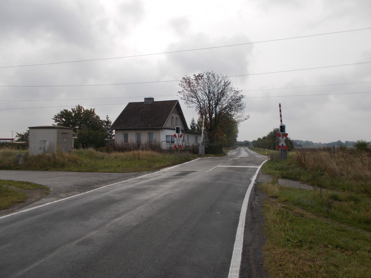 Einsames gelegenes Haus am Bahnübergang Trinwillershagen(Strecke Rostock-Stralsund)am 21.September 2014.