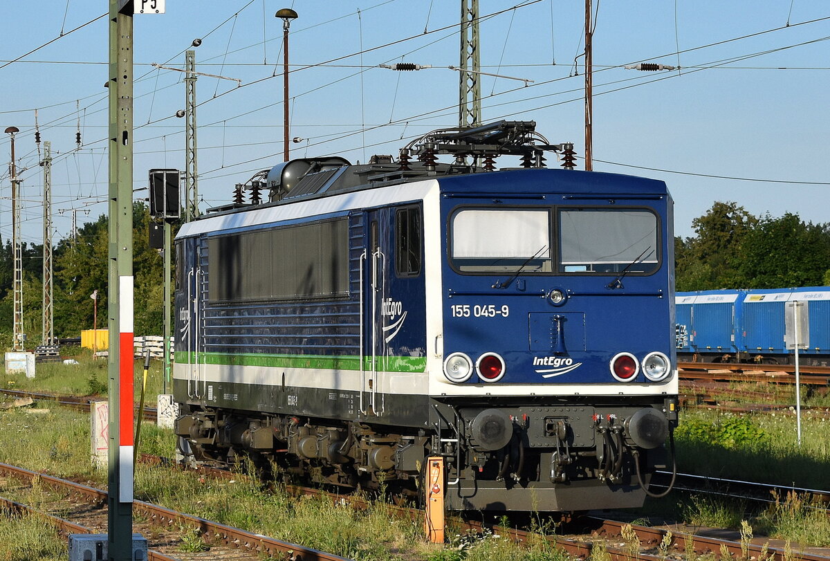 Eisenbahnbau- und Betriebsgesellschaft Pressnitztalbahn mbH, Jöhstadt (PRESS) mit der  155 045-9  (NVR:  91 80 6155 238-9 D-PRESS ) in der Abendsonne des 09.07.24 abgestellt Höhe Stendal Hbf.