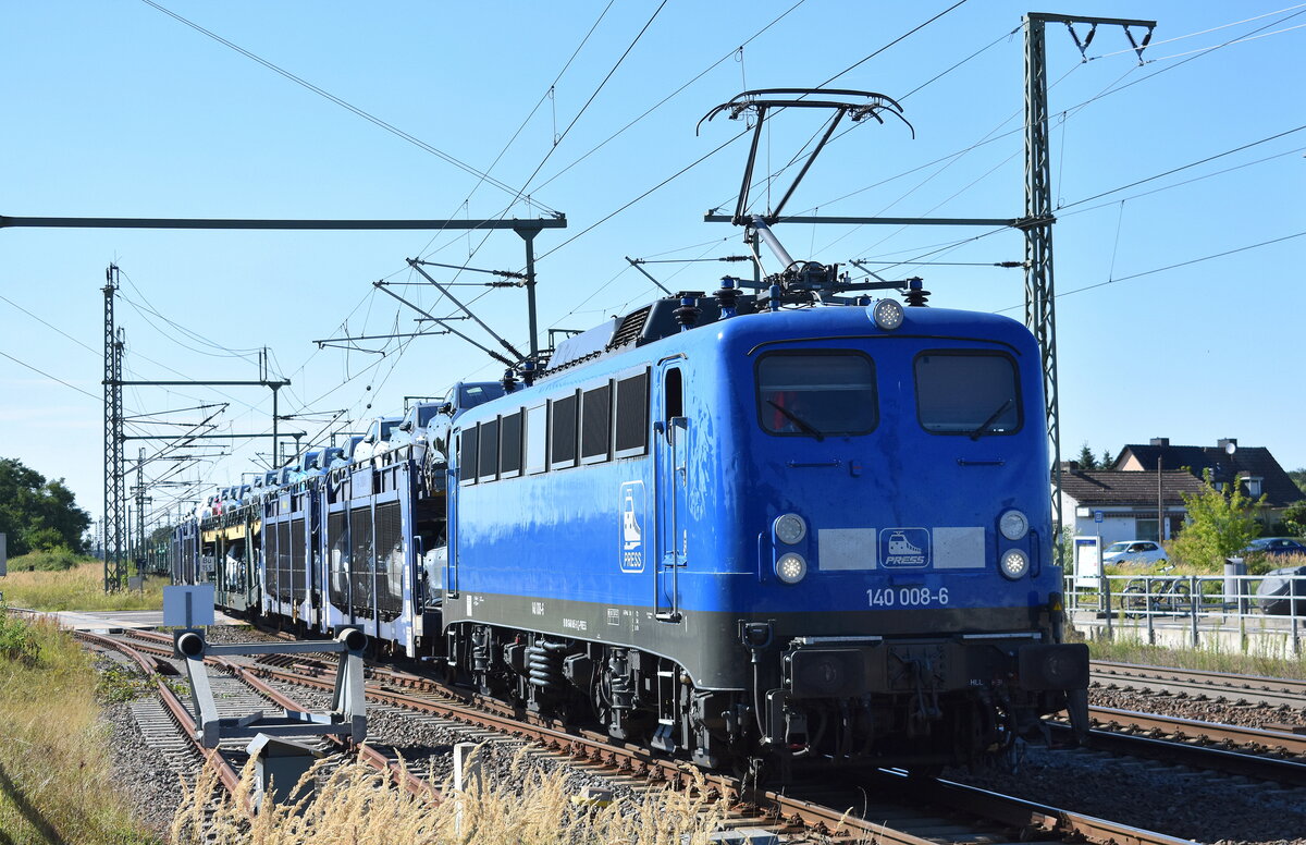 Eisenbahnbau- und Betriebsgesellschaft Pressnitztalbahn mbH, Jöhstadt (PRESS) mit ihrer  140 008-6  (NVR:  91 80 6140 845-9 D-PRESS ) und einem PKW-Transportzug am 06.08.24 Durchfahrt Bahnhof Rodleben.