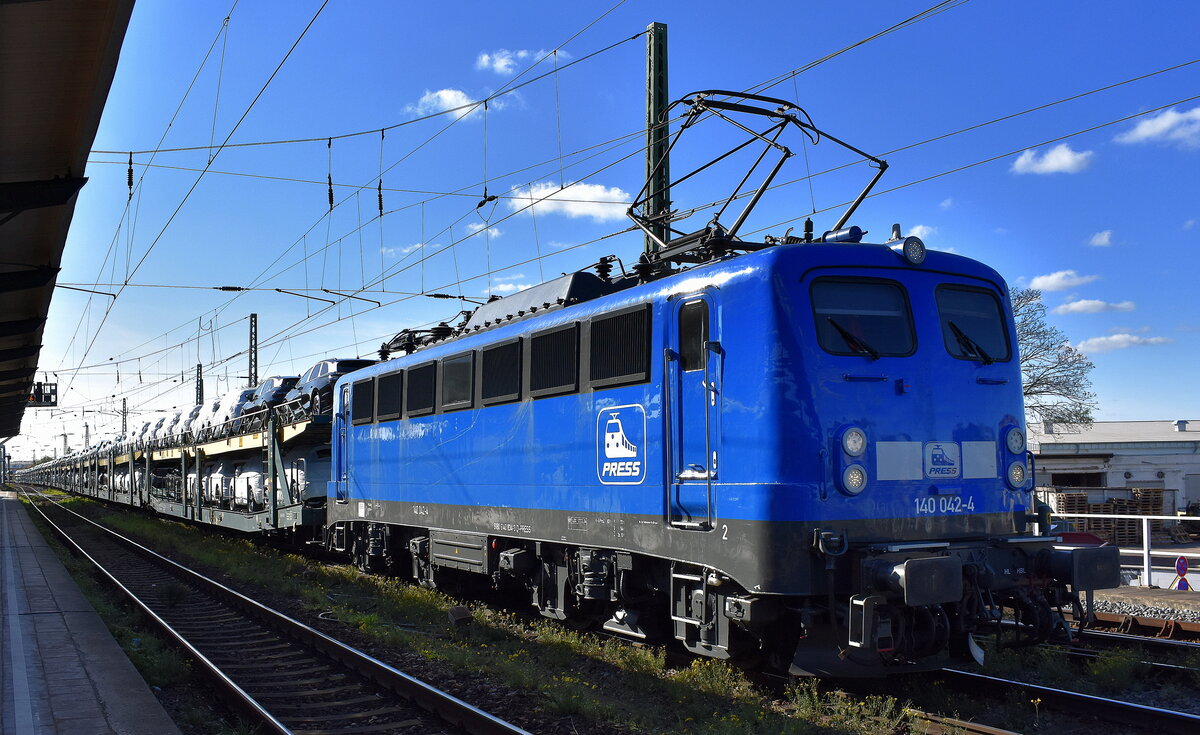 Eisenbahnbau- und Betriebsgesellschaft Pressnitztalbahn mbH, Jöhstadt (PRESS) mit ihrer  140 042-4  (NVR:  91 80 6140 834-3 D-PRESS ) und einem PKW-Transportzug am 15.10.24 Höhe Bahnhof Magdeburg Neustadt.