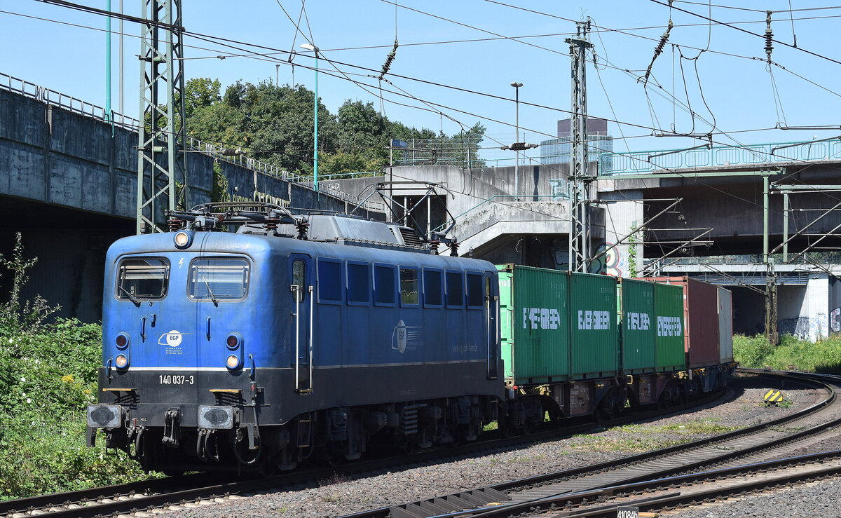 Eisenbahngesellschaft Potsdam mbH, Potsdam (EGP) mit ihrer  140 037-3  (NVR:  91 80 6140 037-3 D-EGP ) verlässt mit einem Containerzug den Hamburger Hafen am 30.07.24 Höhe Bahnhof Hamburg Harburg.