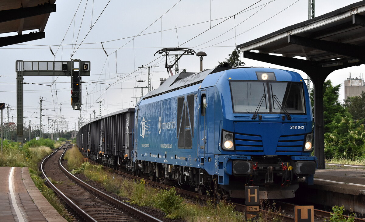 Eisenbahngesellschaft Potsdam mbH, Wittenberge [D] mit der Vectron Dual Lok  248 042  [NVR-Nummer: 90 80 2248 042-4 D-EGP] und einem Ganzzug Hochbordwagen am 31.07.24 Durchfahrt Bahnhof Magdeburg-Neustadt.