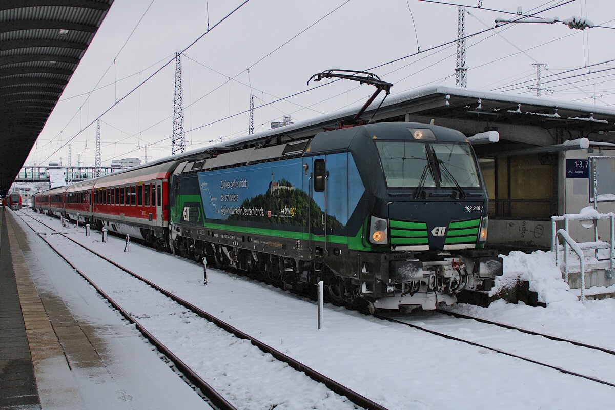 ELL 193 248 steht mit dem IRE200 Ulm Hbf - Wendlingen(Neckar) zur Abfahrt bereit. (02.12.2023)