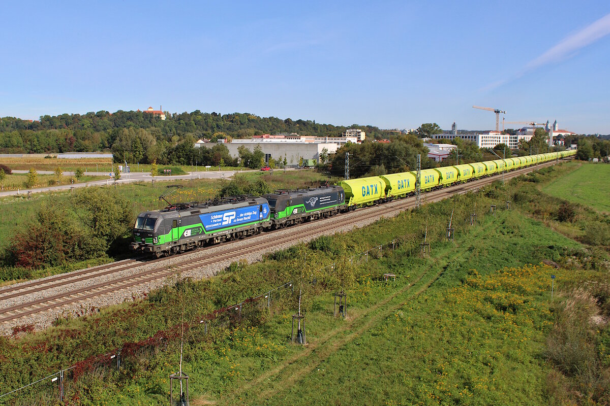 ELL 193 269-8 und 193 753 verlassen Freising mit einem langen Silowagenzug in Richtung München. (29.09.2023)